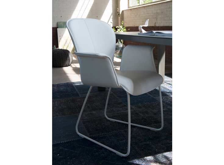 Sfeerfoto Armstoel Blake Slede Gesloten Arm 631A leder Bert Plantagie