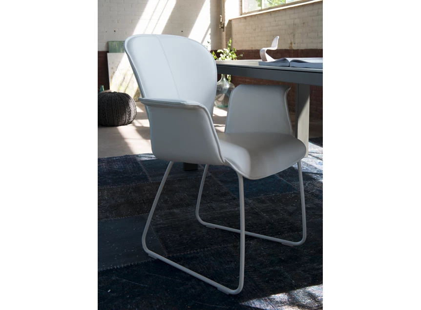 Sfeerfoto Armstoel Blake Slede Gesloten Arm 631A leder Bert Plantagie