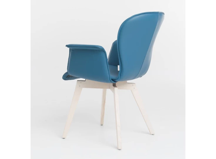 Zijkant Armstoel Blake Wood 635A leder Bert Plantagie