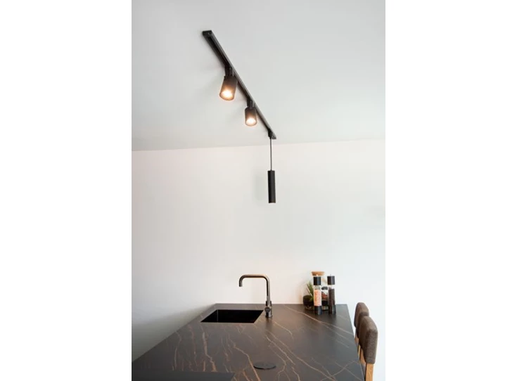 09955-01-30 floris hanglamp zwart track railsysteem pendel sfeerbeeld brandend andere lampen