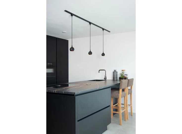 09956-01-30 track railverlichting favori hanglamp zwart gu10 led verstelbaar sfeerbeeld keuken