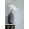 34221 japan fles vaas zwart keramiek witte lijnen mat j-line sfeerbeeld bloem