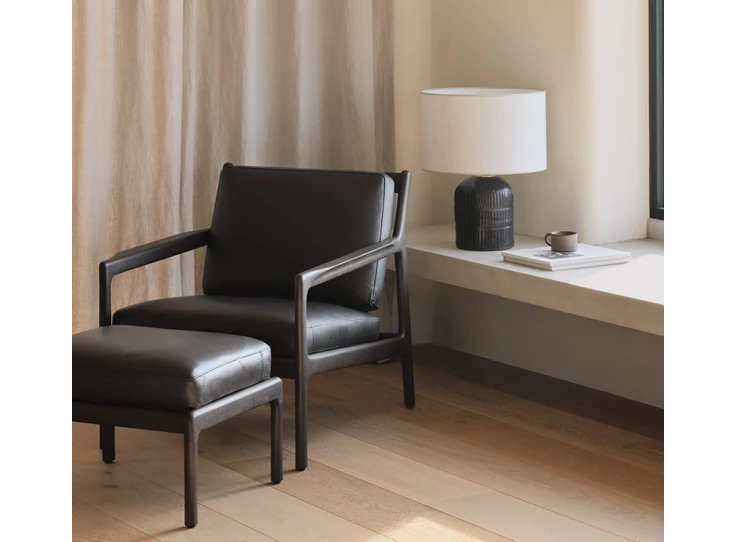 Sfeerfoto Bijzetzetel Mahogany Jack Lounge Chair Black Leather 35103 Ethnicraft