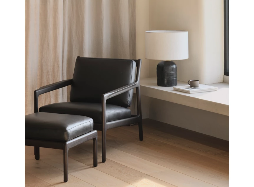 Sfeerfoto Bijzetzetel Mahogany Jack Lounge Chair Black Leather 35103 Ethnicraft