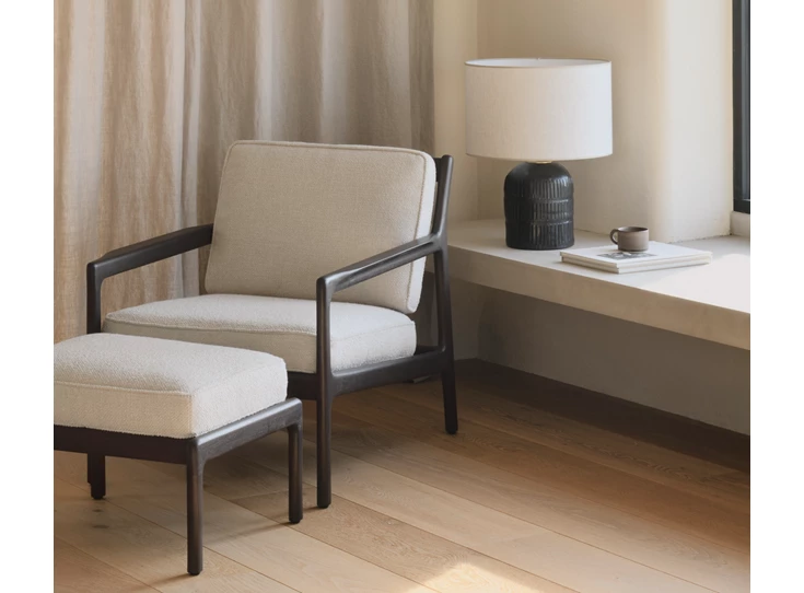 Sfeerfoto Bijzetzetel Mahogany Jack Lounge Chair Ivory Fabric 35102 Ethnicraft