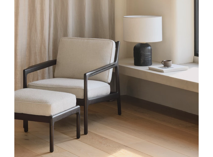 Sfeerfoto Bijzetzetel Mahogany Jack Lounge Chair Ivory Fabric 35102 Ethnicraft