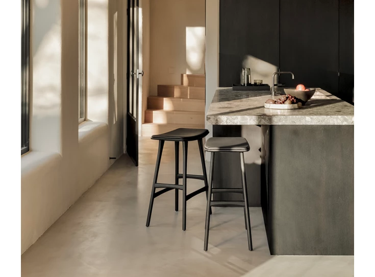 Sfeerfoto Barstoel Oak Osso Black Counter Stool Black Leather 53051 Ethnicraft