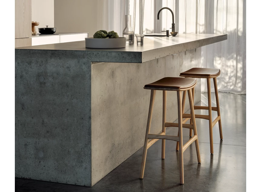 Sfeerfoto Barstoel Oak Osso Counter Stool Cognac Leather 53050 Ethnicraft