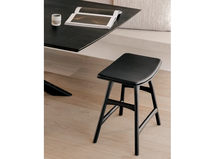 Sfeerfoto Kruk Oak Osso Black Stool Black Leather 53048 Ethnicraft