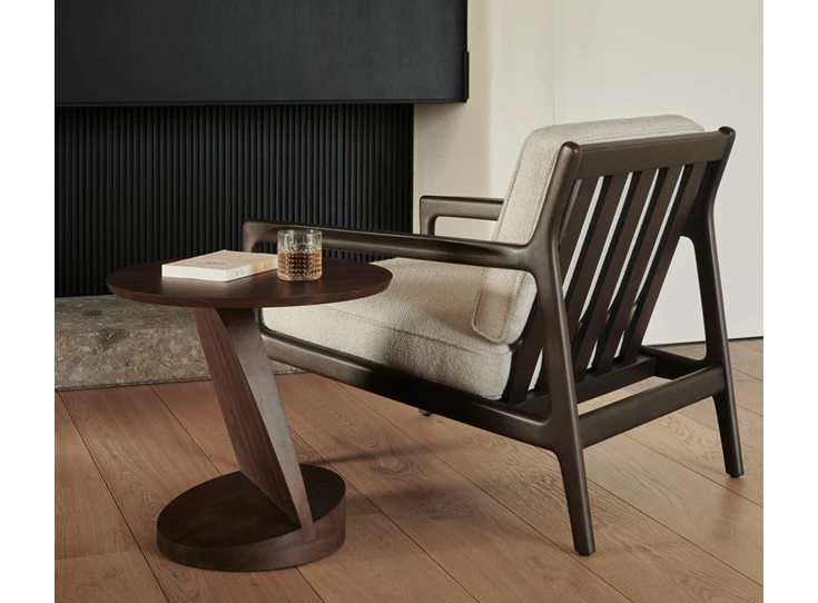 Sfeerfoto Bijzettafel Teak Oblic Brown Side Table 10186 Ethnicraft