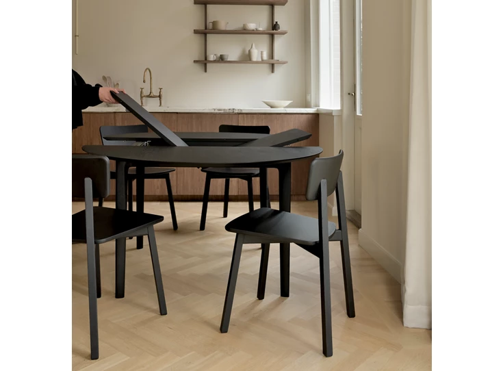 Open Verlengbare tafel Oak Bok Round Black Extendable Dining Table 51528 Ethnicraft