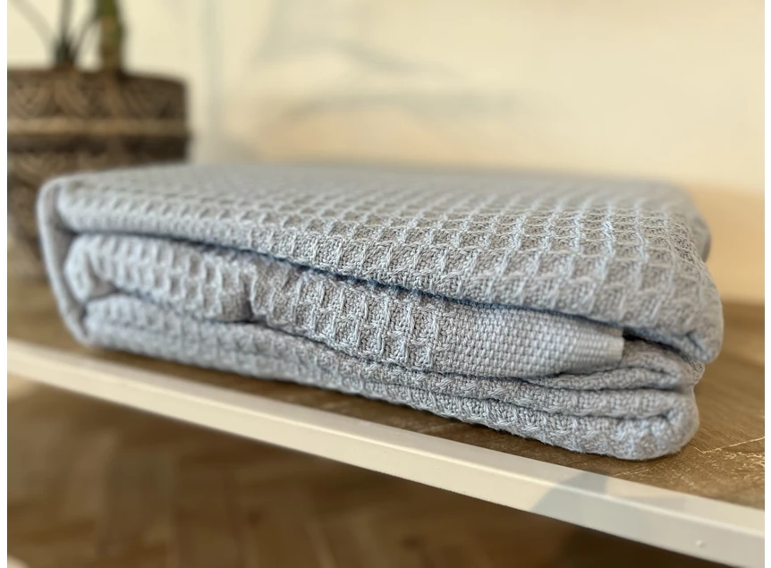 Wafelplaid 240x240cm light blue uit de verpakking detail stof