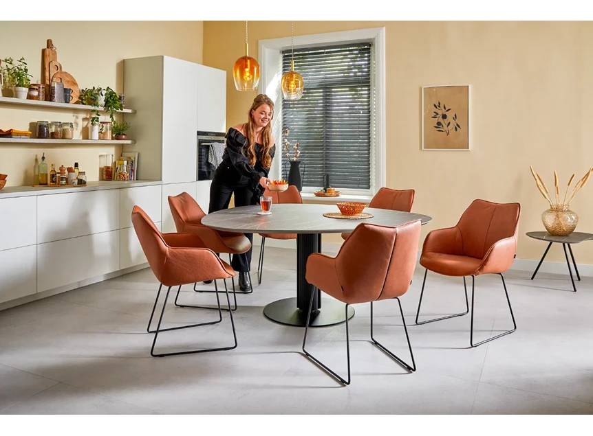Armstoel Kiq Slede leder aan Steely eettafel Bree's New World