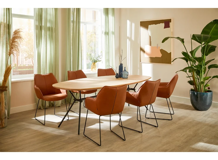 Armstoel Kiq Slede leder aan Freya eettafel Bree's New World