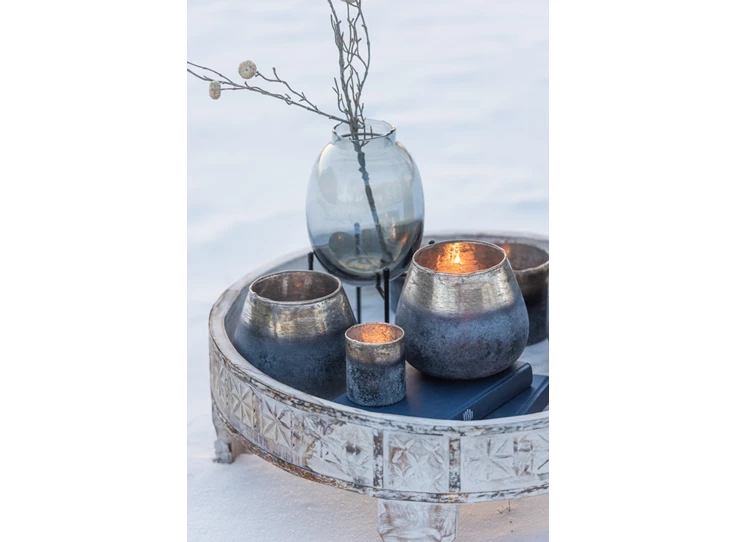 Vaas met geribbelde rand op voet -s- grijsblauw/zwart - sfeerbeeld