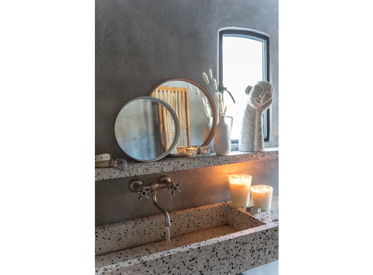 Ronde spiegel met metalen boord- wit S- sfeerbeeld