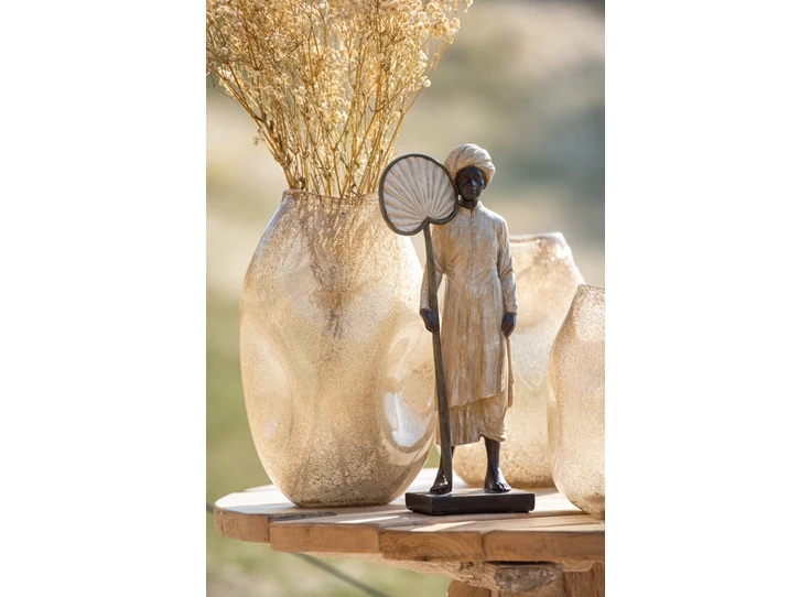 Staande indiase figuur- poly- beige/bruin- sfeerbeeld