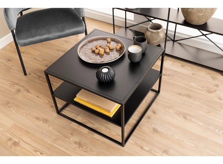 92087 newtown salontafel vierkant zwart metaal 60x60cm actona legplank sfeerbeeld dicht