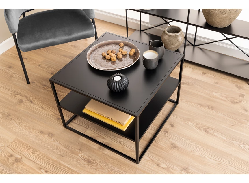 92087 newtown salontafel vierkant zwart metaal 60x60cm actona legplank sfeerbeeld dicht