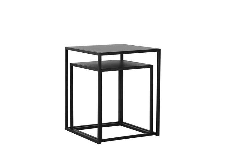 86459 newton set 2 bijzettafels zwart metaal actona nest table schuin zijaanzicht onder elkaar