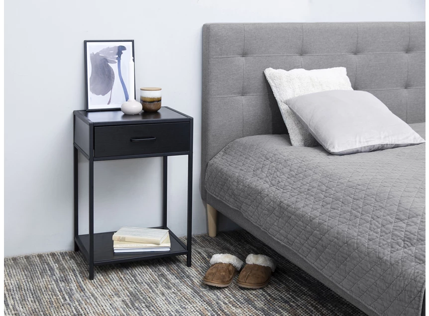 87997 seaford nachttafel zwart metaal sfeerbeeld bed