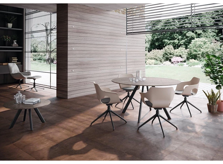 Sfeerfoto Ronde tafel Romana keramiek Zumsteg by Willisau