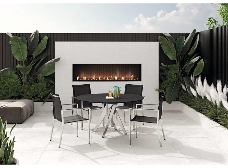 Sfeerfoto Ronde tafel Lineo keramiek Zumsteg by Willisau