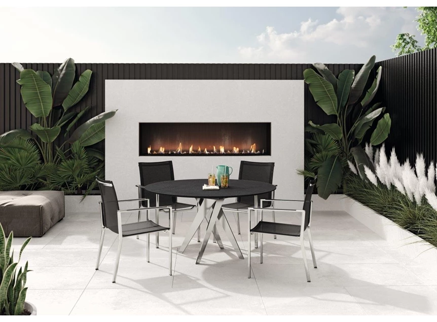 Sfeerfoto Ronde tafel Lineo keramiek Zumsteg by Willisau