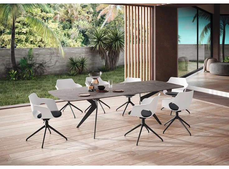 Sfeerfoto Bootvormige tafel Lana keramiek Zumsteg by Willisau