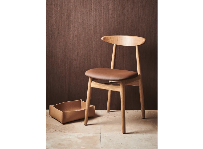 Detail Eetkamerstoel Teo Natural Oak Upholstered Chestnut Vincent Sheppard