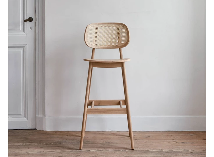 Sfeerfoto Hoge barstoel Titus Bar Stool Natural Oak Vincent Sheppard