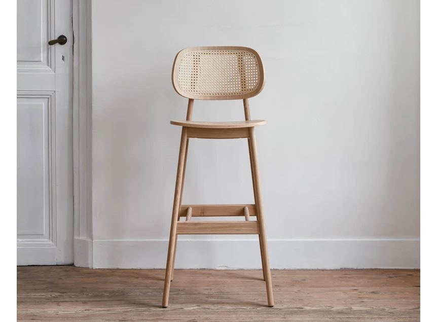 Sfeerfoto Hoge barstoel Titus Bar Stool Natural Oak Vincent Sheppard