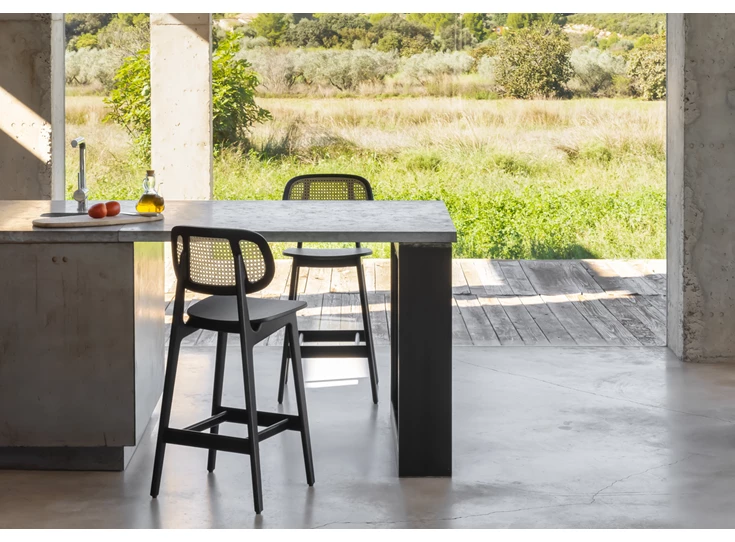 Sfeerfoto Lage barstoel Titus Counter Stool Black Oak Vincent Sheppard