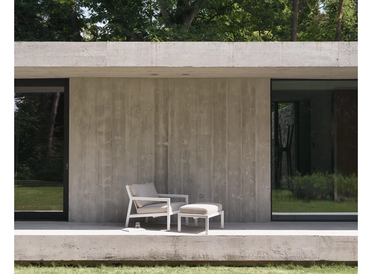 Sfeerfoto Bijzetzetel Jack Outdoor Lounge Chair Aluminium White Off White 60150 Ethnicraft