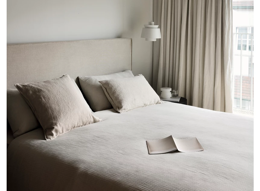 Sfeerfoto Bedkader Revive Bed Sand Linen 21601 Ethnicraft