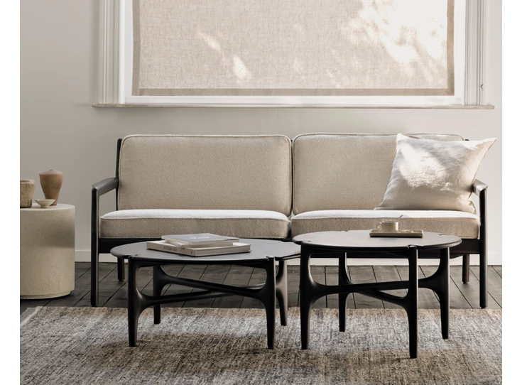 Sfeerfoto Salon Mahogany Jack Dark Brown 2 Seater Ivory Fabric Ethnicraft