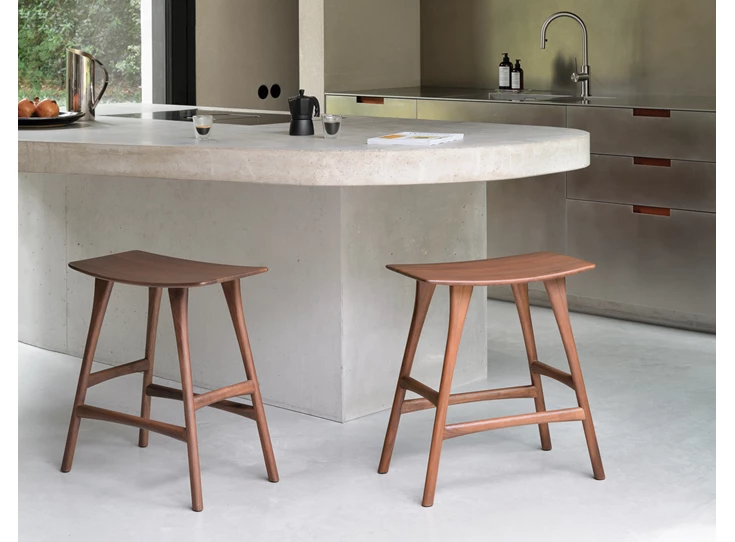 Sfeerfoto Lage barstoel Teak Osso Brown Counter Stool 10178 Ethnicraft