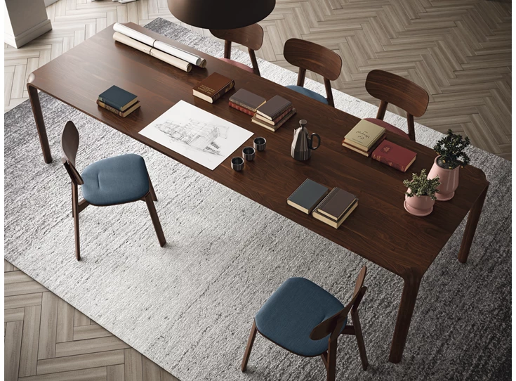 Sfeerfoto Tafel Valera massief hout amerikaans noten Willisau Edition