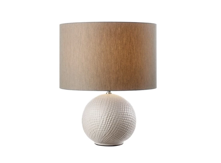 1G120.169 tafellamp beige keramiek voet reliëf lichtgrijze stoffen kap italiaans design l'oca nera