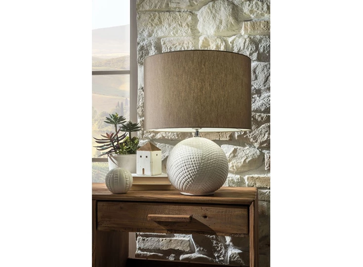 1G120.169 tafellamp italiaans design l'oca nera beige keramiek voet reliëf lichtgrijze stoffen kap