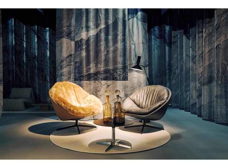 Sfeerfoto Bijzetzetel Coco DS-265 unit 1 schelp leder kussen schapenvacht De Sede