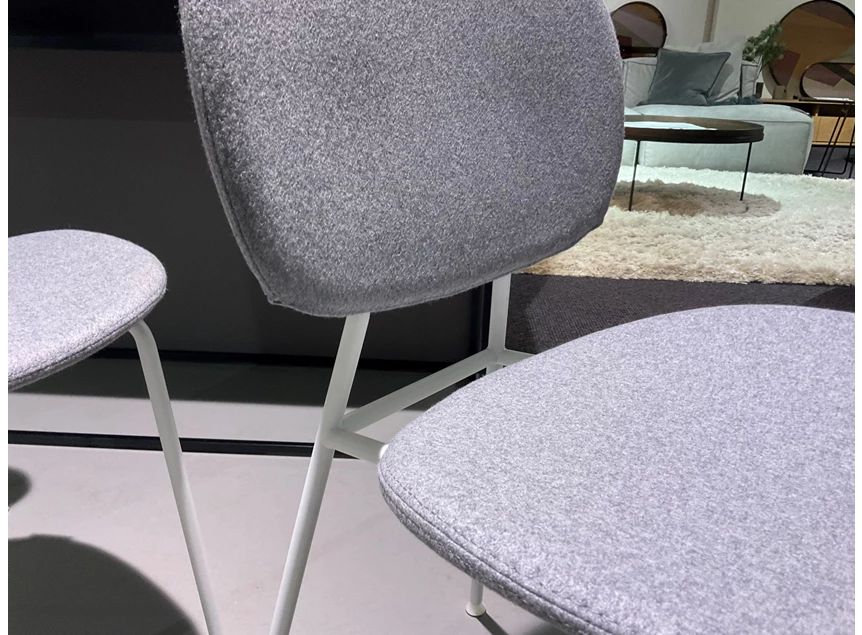 Detail Stoel Tondina frame wit bekleding stof lichtgrijs Infiniti