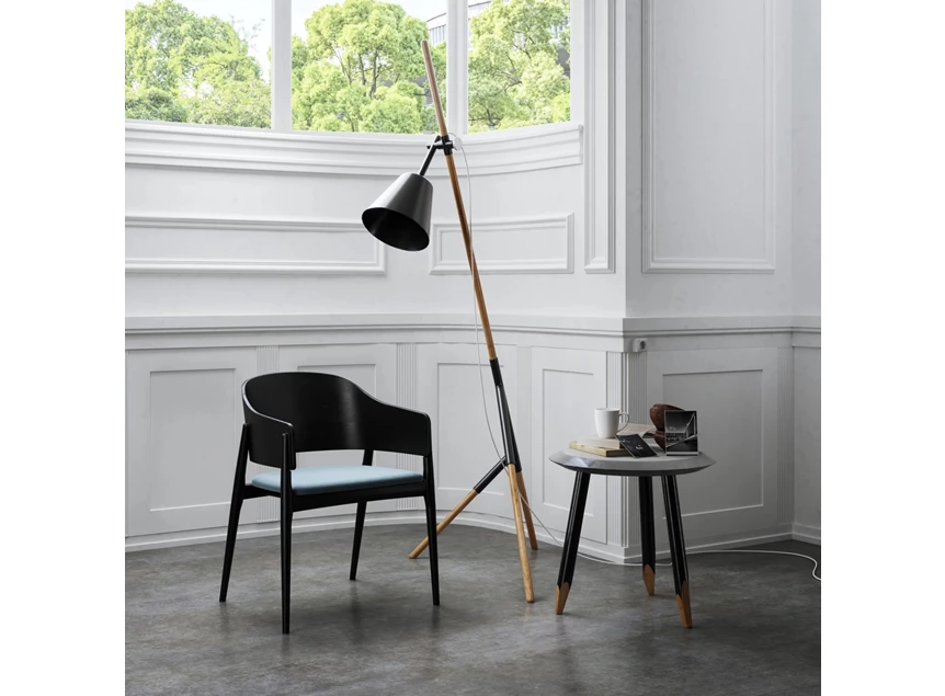 Sfeerfoto Armstoel Lofty Wood beuk zwart stof blauw Estetica Home