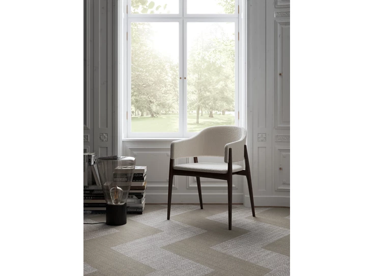 Sfeerfoto Armstoel Lofty eik donkerbruin stof beige Estetica Home