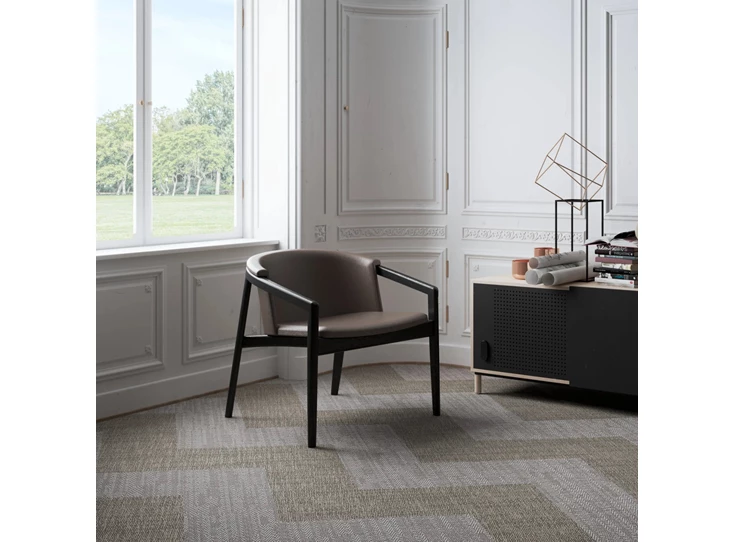 Sfeerfoto Lounge Chair Merano bijzetzetel beuk zwart leder taupe Estetica Home