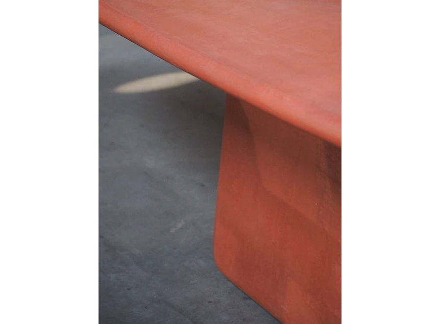 Zijkant Tafel Zuri organisch mortex stone Muundo PR Living