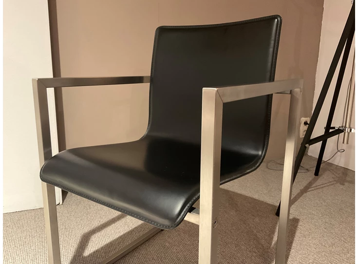 Detail Armstoel Robloc Inox leder zwart Joli