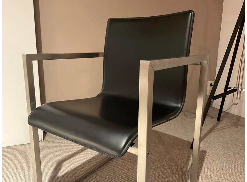 Detail Armstoel Robloc Inox leder zwart Joli