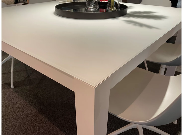 Zijde Vierkante tafel T mat glas wit Karat
