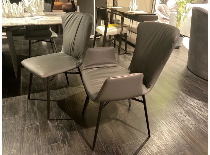 Zijkant Stoelen Dexter leder antraciet metalen poot Draenert